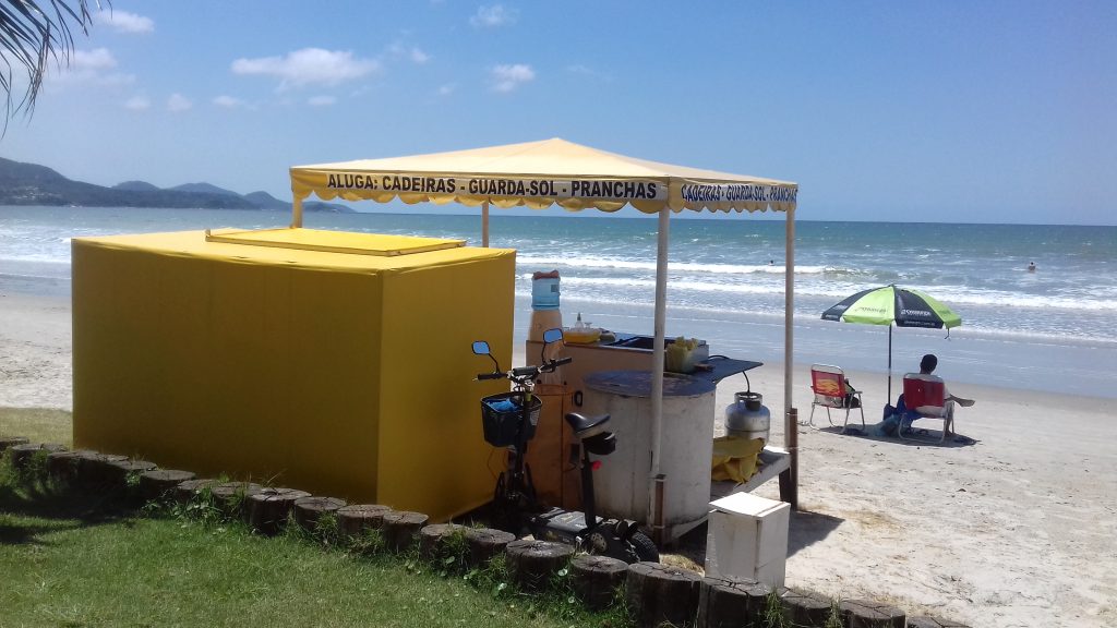 Armários não padronizados instalados à beira mar